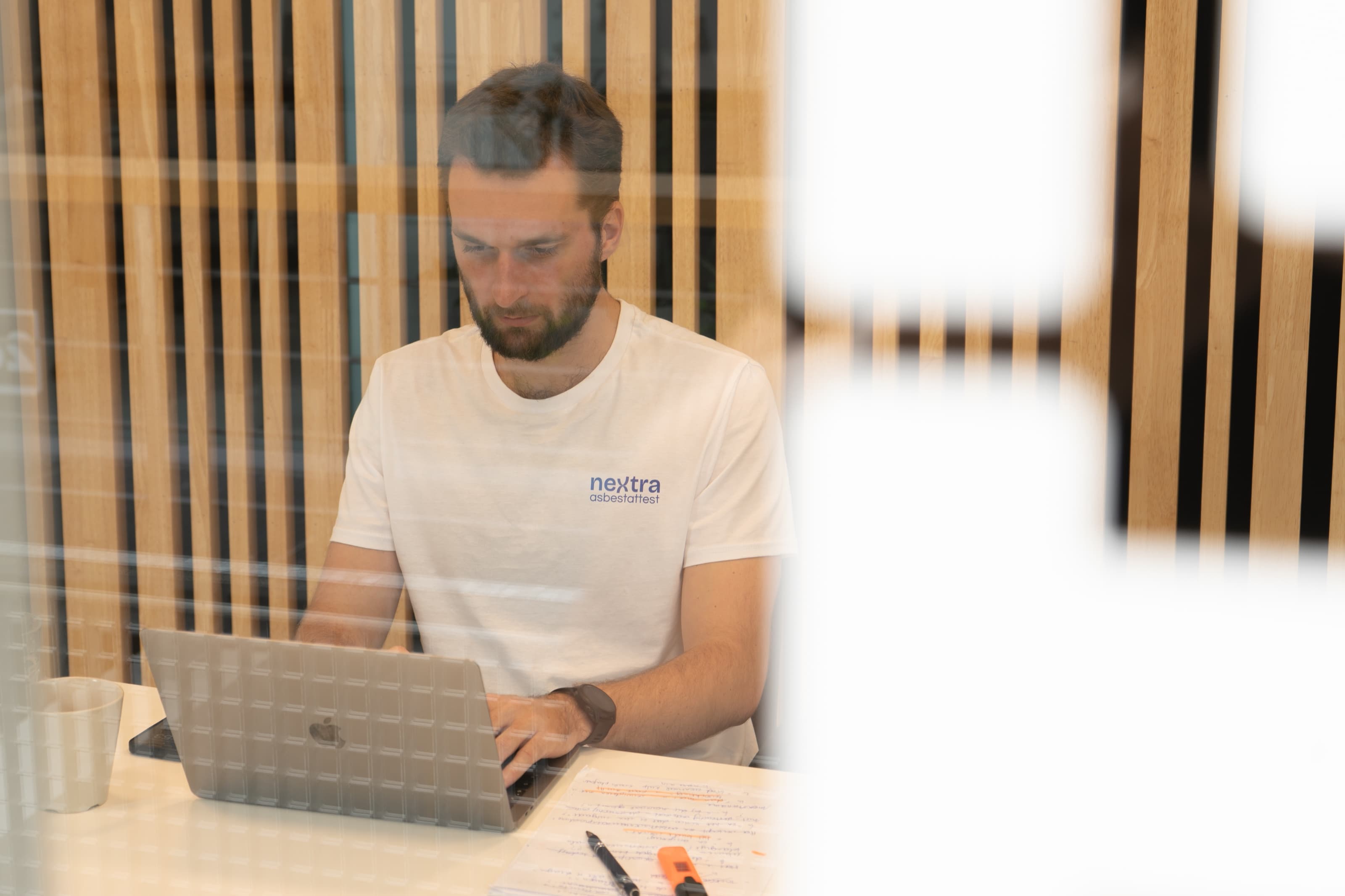 Asbestdeskundige aan het werk