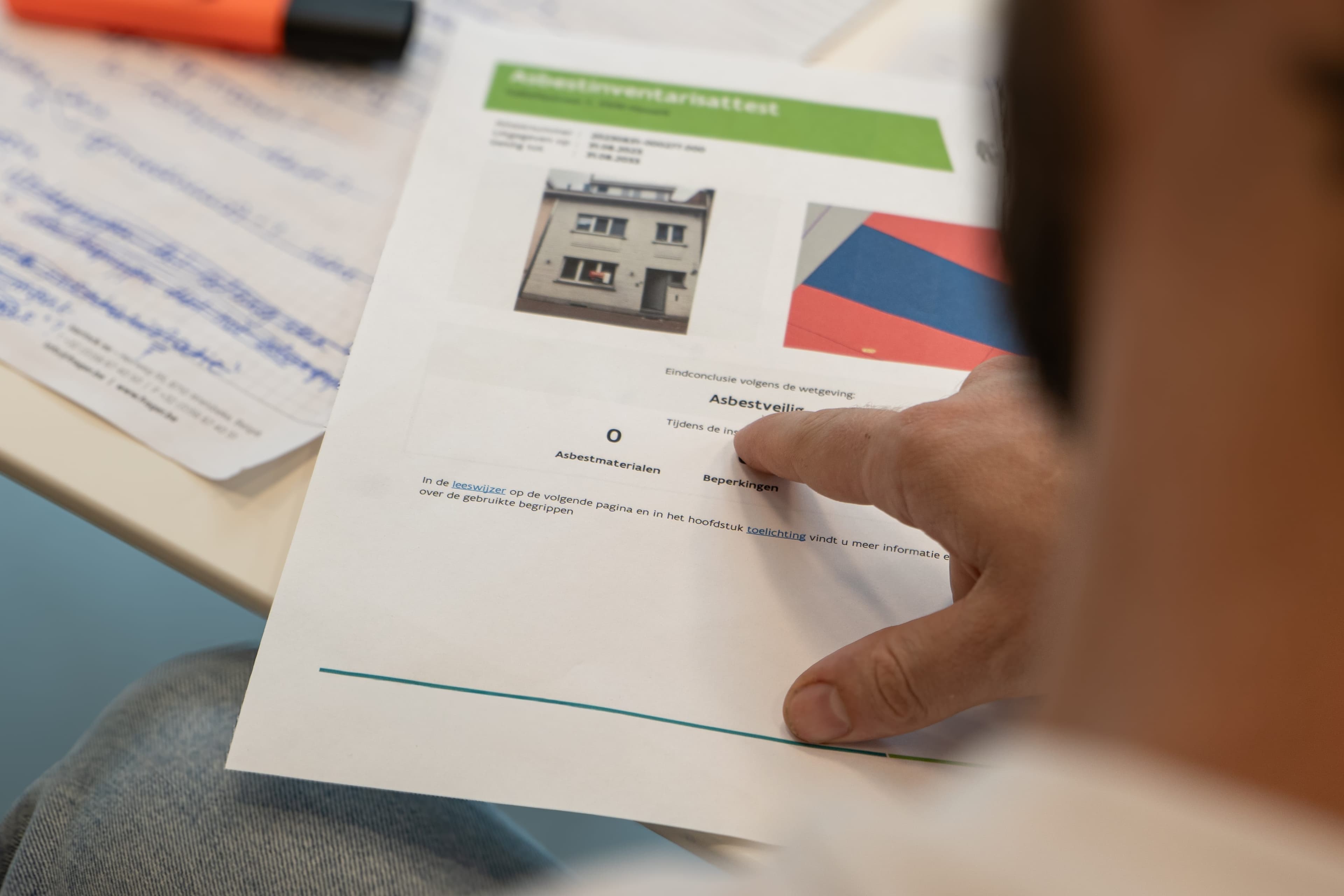 Asbestattest dat tijdens een inspectie wordt bekeken